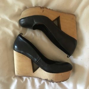 Deena & Ozzy leather/ wood wedges